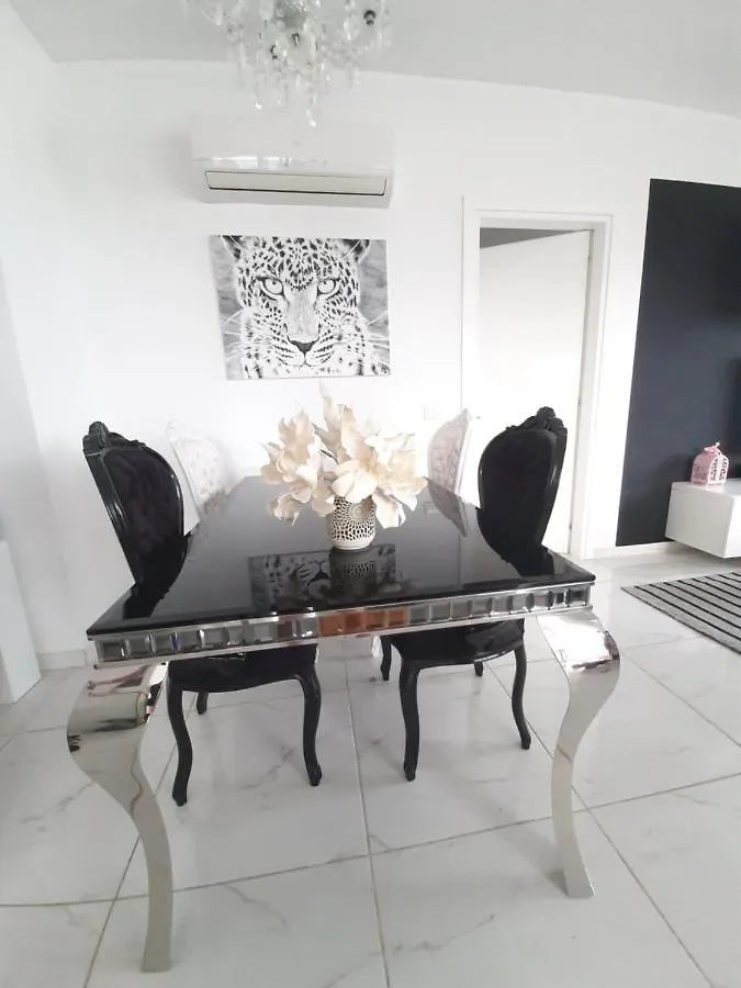 Happy Tucan Larnaca Apartment
